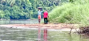 ബാവിക്കര തടയണയ്ക്ക് സമീപം നിയമവിരുദ്ധമായി മണൽ വാരുന്നവർ