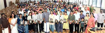 കേരള കോ–ഓപ്പറേറ്റീവ് എംപ്ലോയീസ് യൂണിയൻ ഏര്‍പ്പെടുത്തിയ രാം മനോഹർറൈ  എന്‍ഡോവ്മെന്റ് ഏറ്റുവാങ്ങിയ കുട്ടികള്‍ ജില്ലാ പഞ്ചായത്ത് പ്രസിഡന്റ്  സാബു അബ്രഹാമിനൊപ്പം 
