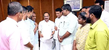 ജില്ലയുടെ  വിവിധ വികസന പ്രവർത്തനങ്ങൾക്ക്‌ പിന്തുണ ആവശ്യപ്പെട്ട്‌ ജില്ലാ പഞ്ചായത്ത്‌ പ്രസിഡന്റ്‌ സാബു അബ്രഹാമിന്റെ  നേതൃത്വത്തിൽ ജനപ്രതിനിധികൾ മുഖ്യമന്ത്രി വി ഡി സതീശനെ കണ്ട്‌ നിവേദനം നൽകിയപ്പോൾ