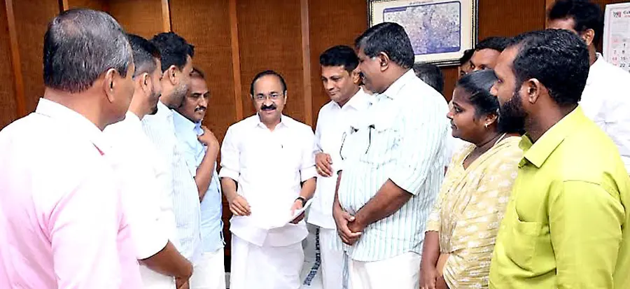 ജില്ലയുടെ വിവിധ വികസന പ്രവർത്തനങ്ങൾക്ക് പിന്തുണ ആവശ്യപ്പെട്ട് ജില്ലാ പഞ്ചായത്ത് പ്രസിഡന്റ് സാബു അബ്രഹാമിന്റെ
നേതൃത്വത്തിൽ ജനപ്രതിനിധികൾ മുഖ്യമന്ത്രി വി ഡി സതീശനെ കണ്ട് നിവേദനം നൽകിയപ്പോൾ