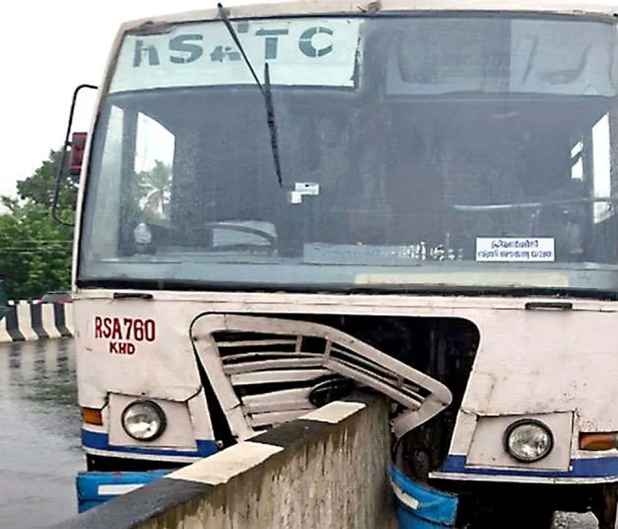പടന്നക്കാട് ഐങ്ങോത്ത് അപകടത്തില്‍പെട്ട കെഎസ്ആര്‍ടിസി ബസ് 