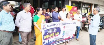 ബെഫി ധര്‍ണ എകെബിആർഎഫ്‌ സംസ്ഥാന വൈസ് പ്രസിഡന്റ്‌  കെ ടി ബാബു ഉദ്ഘാടനം ചെയ്യുന്നു