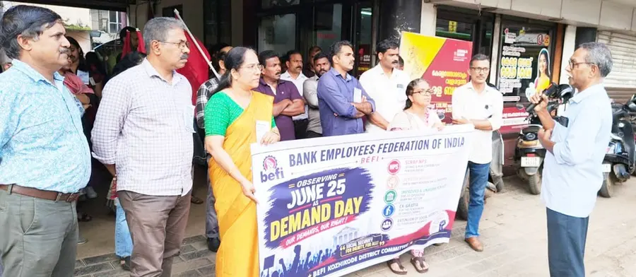 ബെഫി ധര്‍ണ എകെബിആർഎഫ്‌ സംസ്ഥാന വൈസ് പ്രസിഡന്റ്‌  കെ ടി ബാബു ഉദ്ഘാടനം ചെയ്യുന്നു
