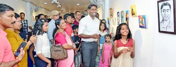 ഇഷാന എസ് പാലിന്റെ ചിത്രപ്രദർശനം ഉദ്‌ഘാടനംചെയ്‌ത്‌ കലക്ടർ അർജുൻ പാണ്ഡ്യൻ ചിത്രങ്ങൾ കാണുന്നു