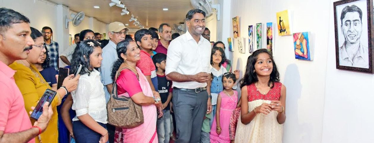 ഇഷാന എസ് പാലിന്റെ ചിത്രപ്രദർശനം ഉദ്‌ഘാടനംചെയ്‌ത്‌ കലക്ടർ അർജുൻ പാണ്ഡ്യൻ ചിത്രങ്ങൾ കാണുന്നു