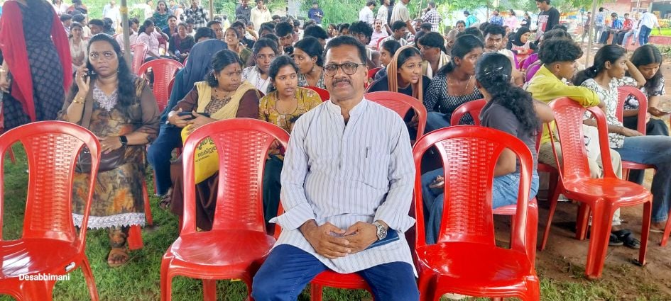 നീലേശ്വരം തൈക്കടപ്പുറത്തെ പി കെ പ്രകാശൻ സംസ്ഥാന ഐടിഐ  കലോത്സവത്തിലെ രണ്ടാംവേദിയുടെ സദസിലിരുന്ന് മത്സരം കാണുന്നു
