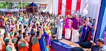 കേരള ഗവ. നഴ്സസ് അസോസിയേഷൻ (കെജിഎൻഎ) സംസ്ഥാന സമ്മേളനത്തിന് തുടക്കം കുറിച്ച് കാഞ്ഞങ്ങാട് ഐങ്ങോത്ത് നക്ഷത്ര ഓഡിറ്റോറിയത്തിലെ സമ്മേളന നഗരിയിൽ സംസ്ഥാന പ്രസിഡന്റ്‌ ടി ഷൈനി ആന്റണി പതാക ഉയർത്തുന്നു