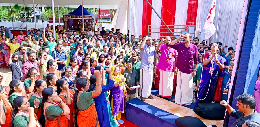 കേരള ഗവ. നഴ്സസ് അസോസിയേഷൻ (കെജിഎൻഎ) സംസ്ഥാന സമ്മേളനത്തിന് തുടക്കം കുറിച്ച് കാഞ്ഞങ്ങാട് ഐങ്ങോത്ത് നക്ഷത്ര ഓഡിറ്റോറിയത്തിലെ സമ്മേളന നഗരിയിൽ സംസ്ഥാന പ്രസിഡന്റ്‌ ടി ഷൈനി ആന്റണി പതാക ഉയർത്തുന്നു
