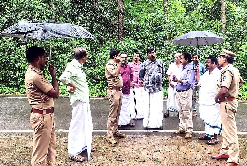 കല്ലപ്പള്ളിയിൽ കാട്ടാനക്കൂട്ടം കൃഷി നശിപ്പിച്ച സ്ഥലങ്ങൾ ജില്ലാ പഞ്ചായത്ത് പ്രസിഡന്റ്‌ സാബു അബ്രഹാം സന്ദർശിക്കുന്നു