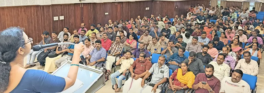 കേരള എൻജിഒ യൂണിയൻ ജില്ലാ കൗൺസിൽ യോഗം സംസ്ഥാന സെക്രട്ടറി എസ് സീമ ഉദ്ഘാടനം ചെയ്യുന്നു