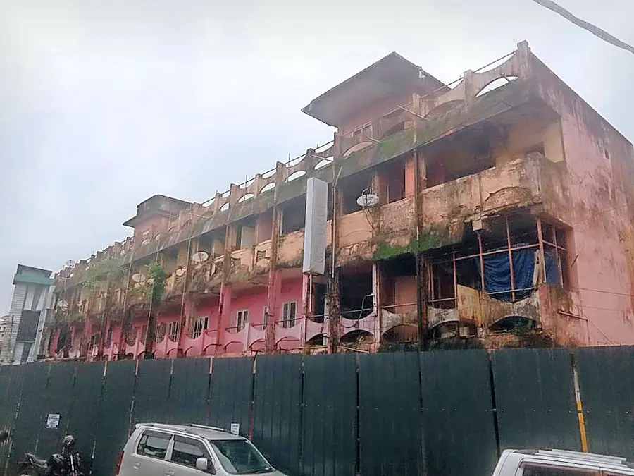 കണ്ണൂർ കാൽടെക്സിൽ അപകടാവസ്ഥയിലായ കെട്ടിടത്തിന് സമീപത്തേക്ക് ആളുകൾ
കടക്കാതിരിക്കാൻ ഷീറ്റുകൊണ്ട് മറച്ചപ്പോൾ