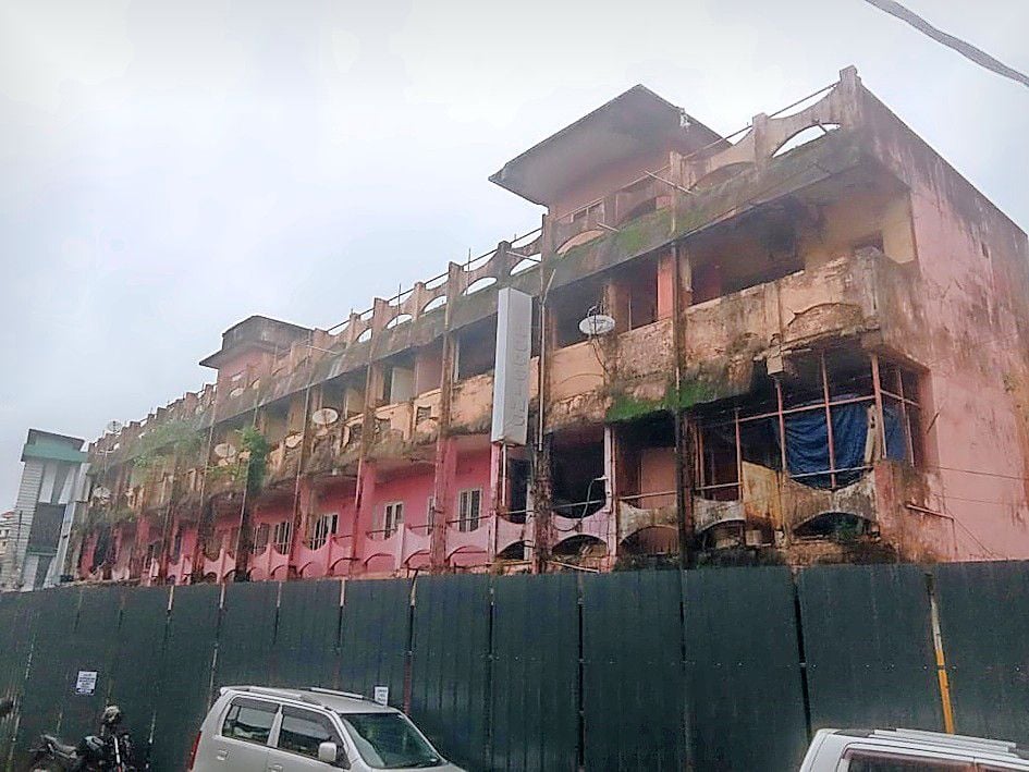 കണ്ണൂർ കാൽടെക്സിൽ അപകടാവസ്ഥയിലായ കെട്ടിടത്തിന് സമീപത്തേക്ക് ആളുകൾ  കടക്കാതിരിക്കാൻ ഷീറ്റുകൊണ്ട്‌ മറച്ചപ്പോൾ