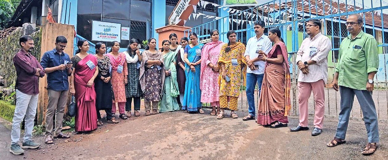 സെൻസസ്‌ ഡ്യൂട്ടിയുമായി ബന്ധപ്പെട്ട വിഷയങ്ങൾ ഉന്നയിച്ച്‌ കെഎസ്‌ടിഎ സംഘടിപ്പിച്ച പ്രതിഷേധ ശൃംഖലയുടെ ജില്ലാ ഉദ്‌ഘാടനം  മട്ടന്നൂർ ഗവ. യുപി സ്‌കൂളിൽ സംസ്ഥാന പ്രസിഡന്റ്‌ എ കെ ബീന നിർവഹിക്കുന്നു