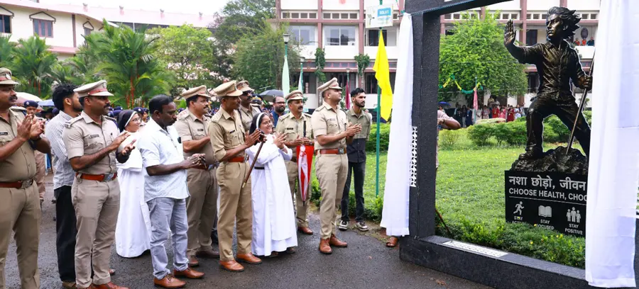 മാള കാർമൽ കോളേജിൽ ലഹരിവിരുദ്ധ ക്യാമ്പയിനിന്റെ ഭാഗമായി ഒരുക്കിയ ബോധവൽക്കരണ കട്ടൗട്ട്  റൂറൽ ജില്ലാ പൊലീസ് മേധാവി മുഹമ്മദ് നദീം അനാച്ഛാദനം ചെയ്യുന്നു