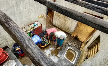 ഷിറിയയിൽ മഴയിലും കാറ്റിലും തകർന്ന ഭാഗ്യരതിയുടെ വീട്ടിൽ മകൻ സുധാകരൻ, മരുമകൾ വസന്തി, കൊച്ചുമകൻ പ്രജീഷ് എന്നിവർ സാധനങ്ങൾ ഒതുക്കി വയ്ക്കുന്നു 