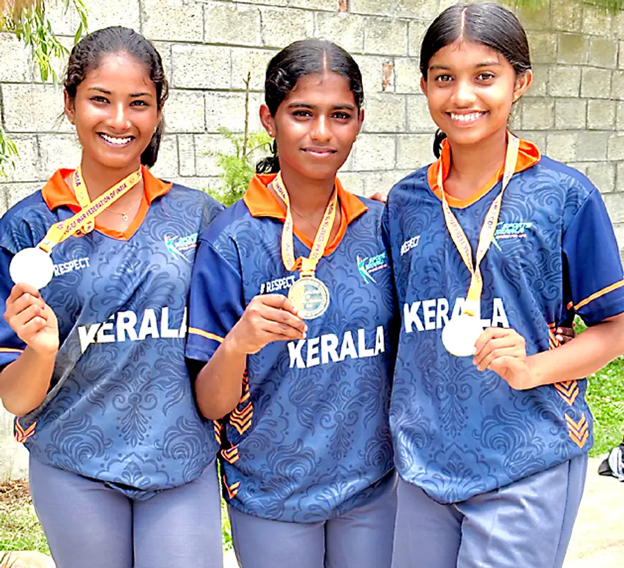 ദേശീയ വടംവലി ചാന്പ്യൻഷിപ്പിൽ സ്വർണമെഡൽ നേടിയ പരപ്പ ഗവ. ഹയർസെക്കൻഡറി സ്കൂളിലെ അനുനന്ദ കെ രതീഷ് , എയ്ഞ്ചൽ മരിയ ജോബി, ഗോപിക മനോജ് എന്നിവർ