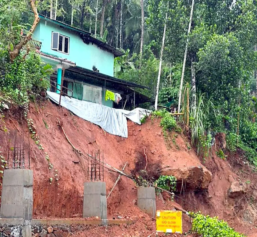 കാഞ്ഞങ്ങാട്–പാണത്തൂർ സംസ്ഥാനപാതയിൽ മണ്ണുനീക്കംചെയ്തതിന്റെ ഭാഗമായി അപകടാവസ്ഥയിലായ രാഘവന്റെ വീട്