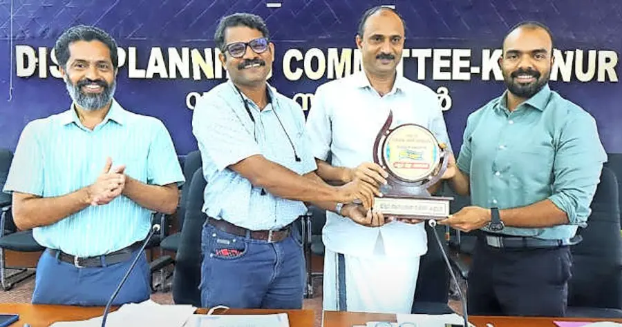 വാർഷിക പദ്ധതി വിനിയോഗത്തിൽ സംസ്ഥാനത്ത് ഒന്നാമത്തെത്തിയ കണ്ണൂർ ജില്ലാ പഞ്ചായത്തിനുവേണ്ടി പ്രസിഡന്റ് ബിനോയ്കുര്യൻ കലക്ടർ പി വിഷ്ണുരാജിൽനിന്ന് ഉപഹാരം സ്വീകരിക്കുന്നു