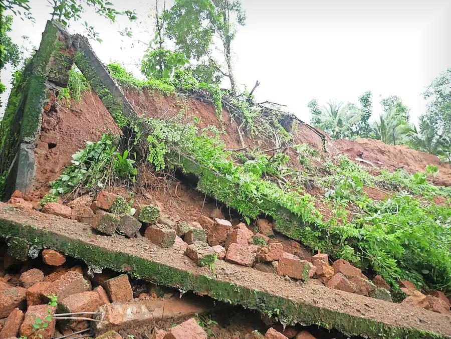 കുറ്റിക്കോലിൽ പകൽവീടിന്റെ സംരക്ഷണഭിത്തി മഴയിൽ തകർന്നപ്പോൾ