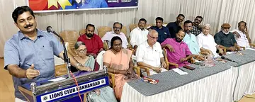 അഡ്വ. കെ പുരുഷോത്തമന്റെ സ്മരണാർഥം രൂപീകരിച്ച ഫൗണ്ടേഷന് സിപിഐ എം സംസ്ഥാന സെക്രട്ടറിയറ്റംഗം
എം സ്വരാജ് ഉദ്ഘാടനംചെയ്യുന്നു