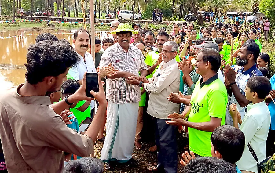 അരവത്ത് കാർഷികോത്സവ ഘോഷയാത്ര ജില്ലാ പഞ്ചായത്ത് പ്രസിഡന്റ് സാബു അബ്രഹാം ഫ്‌ളാഗ്‌ ഓഫ്‌ ചെയ്‌തപ്പോൾ 