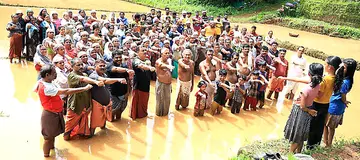 കാട്ടുകുളങ്ങര കുതിരക്കാളിയമ്മ ദേവസ്ഥാനത്തിന്റെ നേതൃത്വത്തിൽ ക്ഷേത്രവയലിൽ നെൽകൃഷിക്കിടെ
നാട്ടുകാർ ലഹരിവിരുദ്ധ പ്രതിജ്ഞയെടുക്കുന്നു