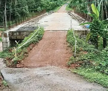 കരാറുകാരന്റെ അനാസ്ഥയിൽ പാതിവഴിയിൽ നിർമാണം നിലച്ച കാരാക്കോട് പാലം