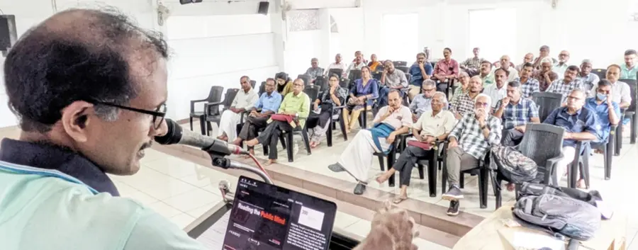 ശാസ്ത്ര സാഹിത്യ പരിഷത്ത് 'ജനമനസ്സുകളുടെ വായന; ഡാറ്റാ വിശകലന പ്രയോഗം പൊതുബോധം രൂപപ്പെടുത്തുന്ന വഴികൾ' എന്ന വിഷയത്തിൽ നടത്തിയ സെമിനാറിൽ ജിജോ പി ഉലഹന്നാൻ സംസാരിക്കുന്നു