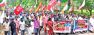 സ്വകാര്യ ബസ് വ്യവസായം സംരക്ഷിക്കണമെന്നാവശ്യപ്പെട്ട് ജില്ലയിലെ സ്വകാര്യ ബസ്സുടമകളും തൊഴിലാളികളും കലക്ടറേറ്റിലേക്ക് നടത്തിയ മാർച്ച്