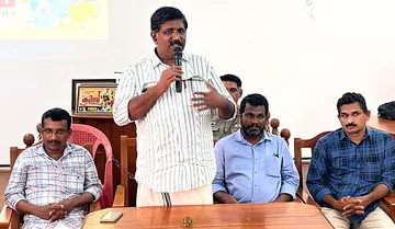 കേരള എൻജിഒ യൂണിയൻ കലാവേദി സംഘടിപ്പിച്ച ജില്ലാതല ലോകകപ്പ്
ഫുട്ബോൾ ക്വിസ് മത്സരം ജില്ലാ പഞ്ചായത്ത് പ്രസിഡന്റ് സാബു അബ്രഹാം ഉദ്ഘാടനം ചെയ്യുന്നു