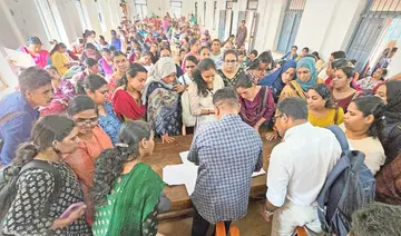കണ്ണൂർ ജിവിഎച്ച്എസ്എസിൽ കെ-ടെറ്റ് സർട്ടിഫിക്കറ്റ് വെരിഫിക്കേഷന് ടോക്കൺ പ്രകാരം ഫോം വാങ്ങാൻ നിൽക്കുന്ന  അധ്യാപകരുടെ തിരക്ക്
