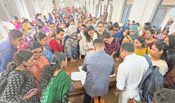കണ്ണൂർ ജിവിഎച്ച്എസ്എസിൽ കെ-ടെറ്റ് സർട്ടിഫിക്കറ്റ് വെരിഫിക്കേഷന് ടോക്കൺ പ്രകാരം ഫോം വാങ്ങാൻ നിൽക്കുന്ന  അധ്യാപകരുടെ തിരക്ക്