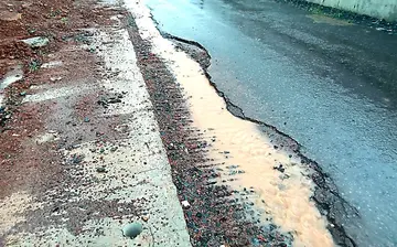 ചാലിങ്കാല്‍ മൊട്ടയില്‍ കിഴക്കുഭാഗത്തെ സര്‍വീസ് റോഡ് തകര്‍ന്ന നിലയില്‍