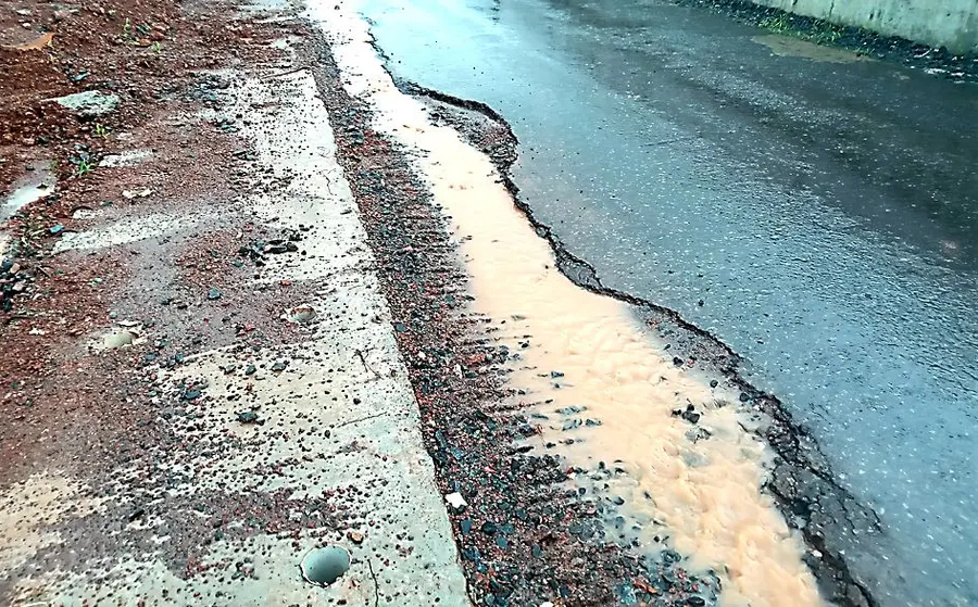 ചാലിങ്കാല്‍ മൊട്ടയില്‍ കിഴക്കുഭാഗത്തെ സര്‍വീസ് റോഡ് തകര്‍ന്ന നിലയില്‍