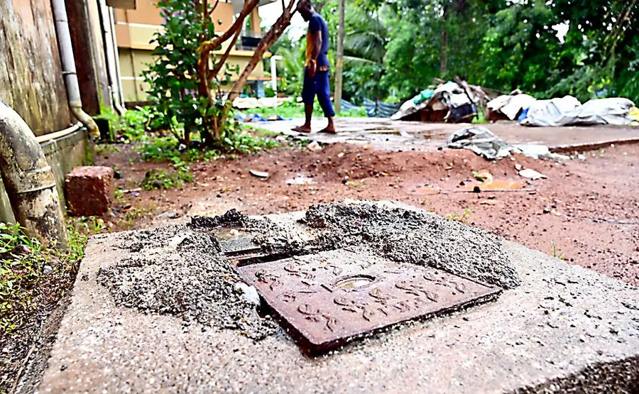 ബീരന്ത്ബയലിൽ മത്സ്യത്തൊഴിലാളികൾക്കായി നിർമിച്ചു നൽകിയ ഫ്ലാറ്റുകളുടെ കക്കൂസ് മാലിന്യ സംഭരണ ടാങ്ക്
നിറഞ്ഞുകവിഞ്ഞ് പുറത്തേക്കൊഴുകുന്നു
