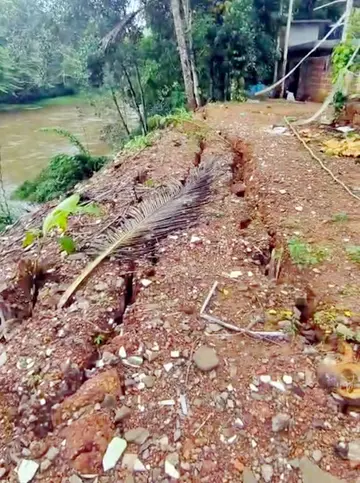 ആറിലക്കണ്ടത്തെ ടി ജാഫറിന്റെ വീടിന്റെ പിറകുവശം പുഴയിയിലേക്ക് ഇടിഞ്ഞ നിലയിൽ