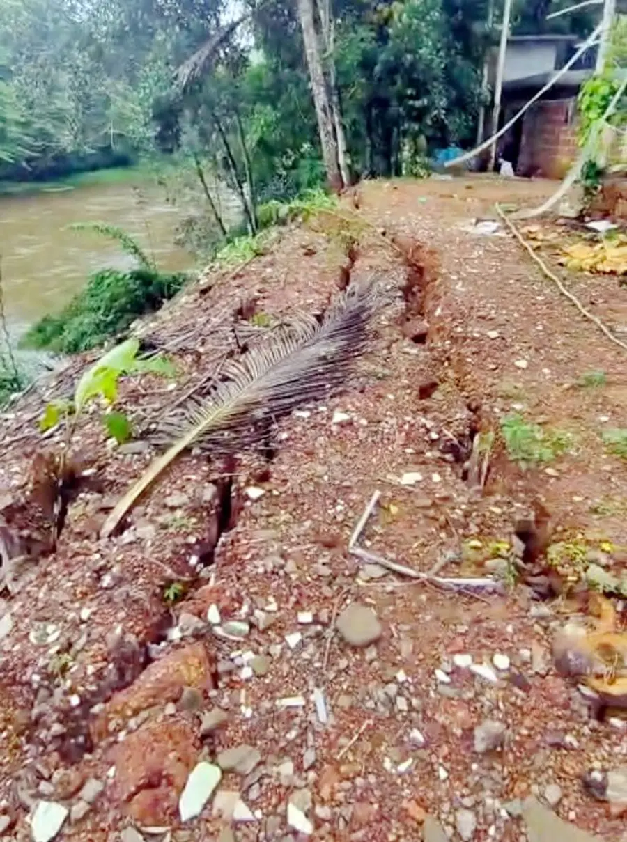 ആറിലക്കണ്ടത്തെ ടി ജാഫറിന്റെ വീടിന്റെ പിറകുവശം പുഴയിയിലേക്ക് ഇടിഞ്ഞ നിലയിൽ