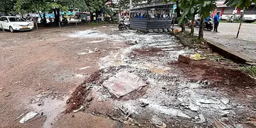 കാസർകോട് പുതിയ ബസ്സ്റ്റാൻഡിന് സമീപത്തെ സെപ്റ്റിക് ടാങ്കിൽനിന്ന് പുറത്തേക്കൊഴുകുന്ന മലിനജലത്തിന്
മുകളിൽ നഗരസഭാ അധികൃതരെത്തി ബ്ലീച്ചിങ് പൗഡറിട്ടപ്പോൾ