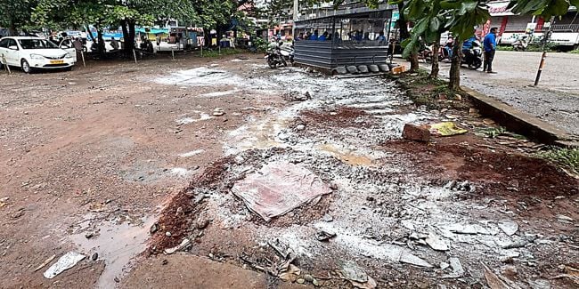 കാസർകോട്‌ പുതിയ ബസ്‌സ്‌റ്റാൻഡിന്‌ സമീപത്തെ സെപ്‌റ്റിക്‌ ടാങ്കിൽനിന്ന്  പുറത്തേക്കൊഴുകുന്ന മലിനജലത്തിന്‌  മുകളിൽ നഗരസഭാ അധികൃതരെത്തി ബ്ലീച്ചിങ്‌ പ‍ൗഡറിട്ടപ്പോൾ