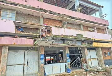 കണ്ണൂർ റെയിൽവേ സ്റ്റേഷനിലെ പ്രധാന കവാടത്തിലെ ജീർണാവസ്ഥയിലുള്ള കെട്ടിടത്തിൽ മിനുക്കുപണി നടക്കുന്നു