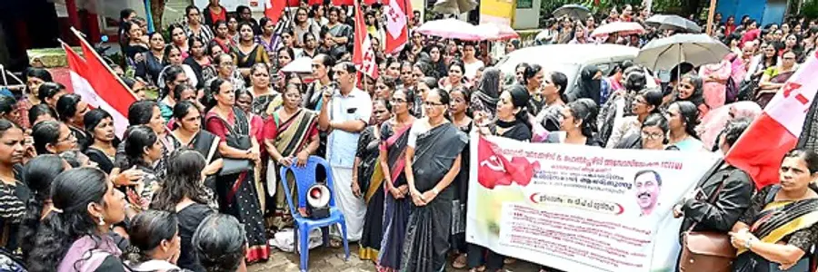 അങ്കണവാടി ഹെൽപ്പേഴ്സ് ആൻഡ് വർക്കേഴ്സ് അസോസിയേഷൻ (സിഐടിയു) ജില്ലാ കമ്മിറ്റി കാഞ്ഞങ്ങാട് ഹെഡ്പോസ്റ്റ് ഓ-ഫീസിലേക്ക് നടത്തിയ മർച്ചും ധർണയും സിഐടിയു ജില്ലാ പ്രസിഡന്റ്
വി പി പി മുസ്തഫ ഉദ്ഘാടനംചെയ്യുന്നു
