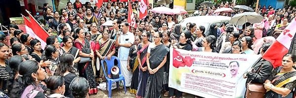 അങ്കണവാടി ഹെൽപ്പേഴ്സ് ആൻഡ്‌ വർക്കേഴ്സ് അസോസിയേഷൻ (സിഐടിയു) ജില്ലാ കമ്മിറ്റി കാഞ്ഞങ്ങാട്‌ ഹെഡ്‌പോസ്‌റ്റ്‌ ഓ-ഫീസിലേക്ക് നടത്തിയ മർച്ചും ധർണയും സിഐടിയു ജില്ലാ പ്രസിഡന്റ്‌  വി പി പി മുസ്തഫ ഉദ്ഘാടനംചെയ്യുന്നു