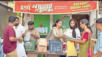 കണ്ണൂർ ഗവ. മെഡിക്കൽ കോളേജിൽ ശനിയാഴ്ച ഡിവൈഎഫ്‌ഐ പയ്യന്നൂർ വെസ്റ്റ് മേഖലാ കമ്മിറ്റി ഹൃദയപൂർവം പദ്ധതിയിൽ പൊതിച്ചോർ വിതരണംചെയ്യുന്നു 