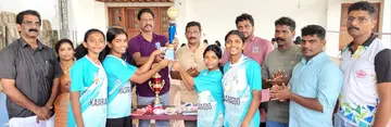 സെപക് താക്രോ ജില്ലാ സബ് ജൂനിയർ ചാമ്പ്യൻഷിപ്പ് വിജയികൾക്ക് സെപക് താക്രോ അസോസിയേഷൻ ജില്ലാ പ്രസിഡന്റ്‌ സി സുനിൽകുമാർ ഉപഹാരംനൽകുന്നു