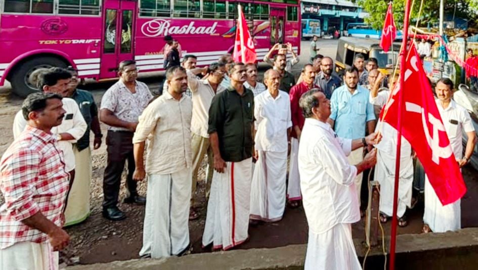 വരദരാജ പൈ രക്തസാക്ഷി അനുസ്മരണ സമ്മേളനത്തിന്റെ ഭാഗമായി കാസർകോട് പുതിയ ബസ് സ‍്റ്റാൻഡ് പരിസരത്ത്  സിഐടിയു സംസ്ഥാന  സെക്രട്ടറി ടി കെ രാജൻ പതാക ഉയർത്തുന്നു