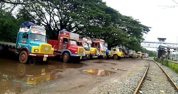 കയറ്റിറക്കില്ലാത്തതിനാൽ നീലേശ്വരം എഫ്സിഐ യാർഡിൽ നിർത്തിയിട്ടിരിക്കുന്ന ലോറികൾ