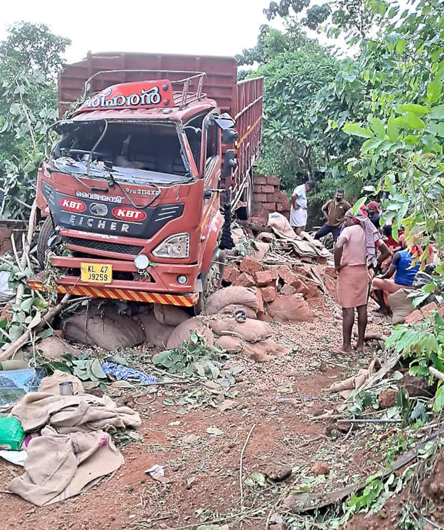 കുറ്റിക്കോൽ കളക്കരയിൽ ലോറി മറിഞ്ഞ് നാരായണന്റെ വീട് തകർന്ന നിലയിൽ