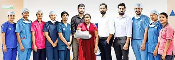 കണ്ണൂർ ആസ്റ്റർ മിംസിലെ ഡോക്ടർമാരുടെ സംഘം അറ്റുപോയ കൈപ്പത്തി തുന്നിച്ചേർത്ത രോഗിയോടൊപ്പം