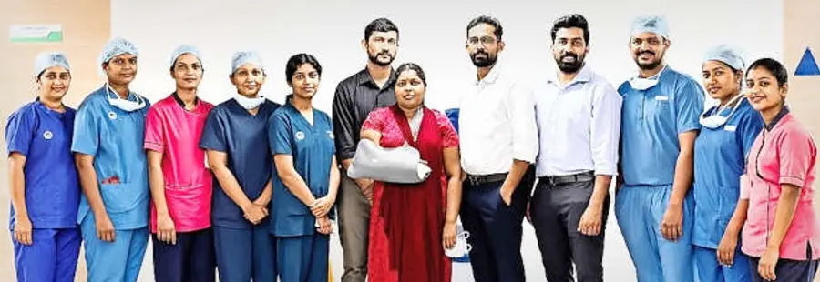 കണ്ണൂർ ആസ്റ്റർ മിംസിലെ ഡോക്ടർമാരുടെ സംഘം അറ്റുപോയ കൈപ്പത്തി തുന്നിച്ചേർത്ത രോഗിയോടൊപ്പം