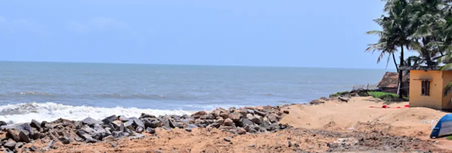 ബേക്കൽ തൃക്കണ്ണാട് കടപ്പുറത്ത് സംരക്ഷണഭിത്തി നിർമാണം നിലച്ചപ്പോൾ